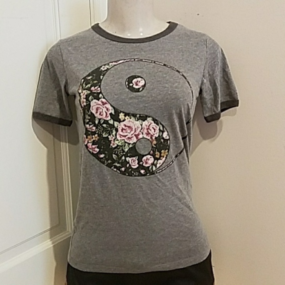 FIFTH SUN Short Sleeve Tees Shirt.
